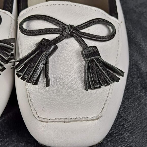 Array Size 5.5M White Leather Loafer Flats Black Trim and Bow and Tassel Detail - Picture 4 of 13